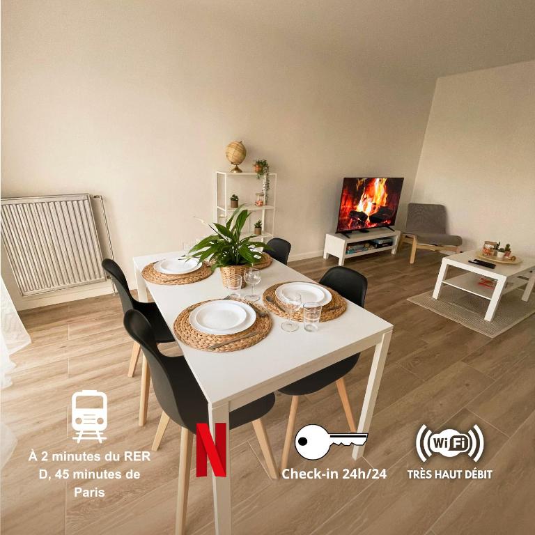 - une table et des chaises dans le salon doté d'une cheminée dans l'établissement Le Lumineux - T3 63m2 - Gare proche - Boisson chaude, à Le Mée-sur-Seine