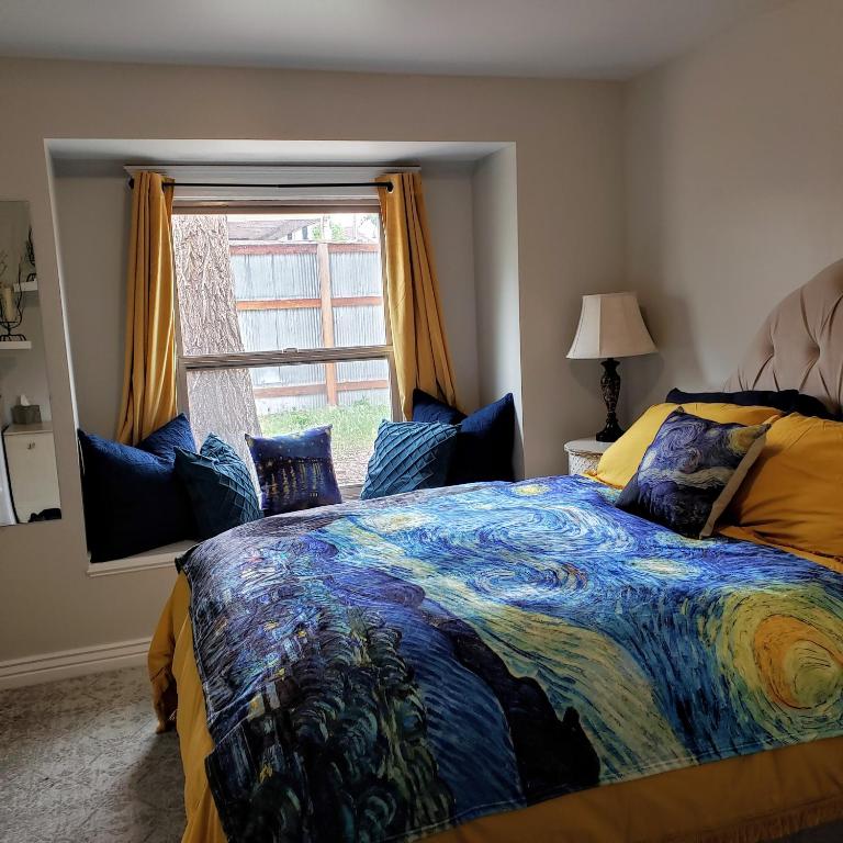 Postel nebo postele na pokoji v ubytování Van Gogh Get HIGH Tiny Home