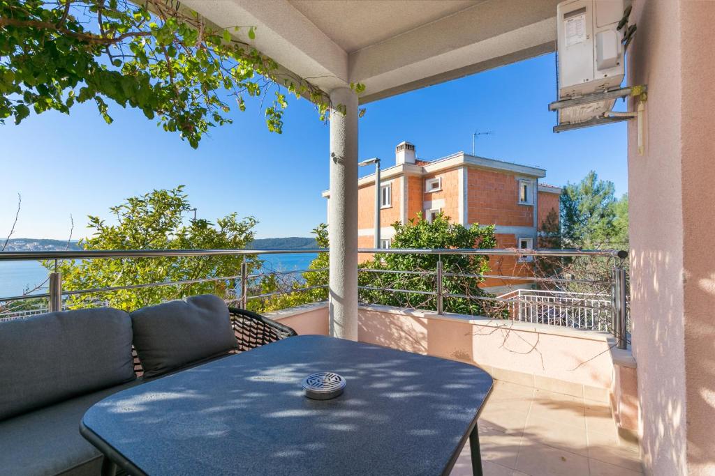 Apartments with parking space Trogir - 23910