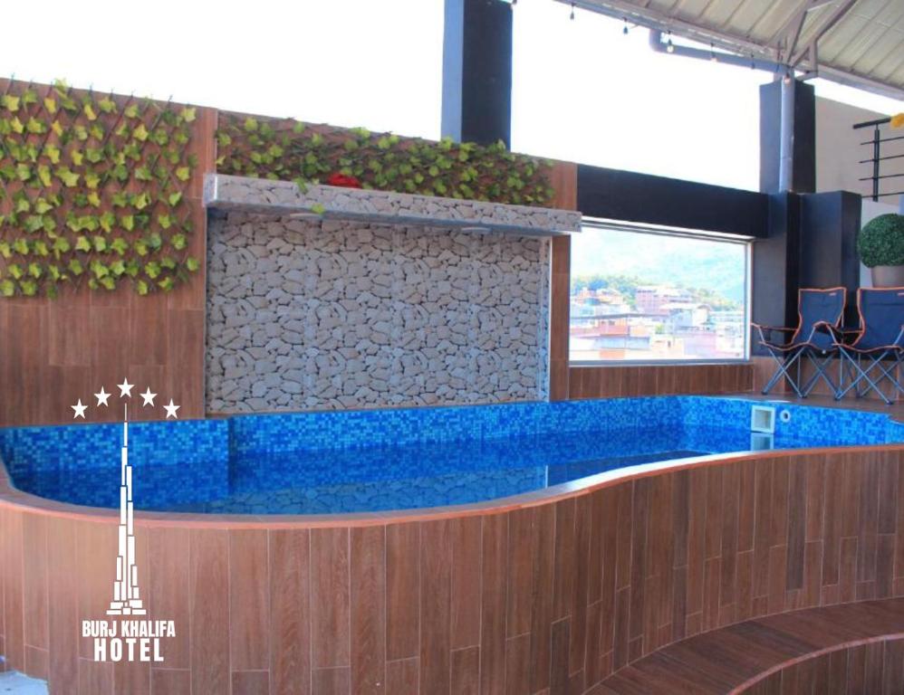 una piscina en un edificio con agua azul en Hotel Burj Khalifa, en Quillabamba
