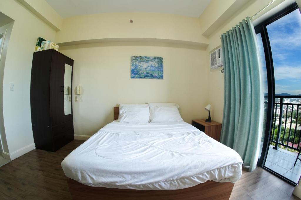 Postel nebo postele na pokoji v ubytování Lilos Cradle Grand Residences