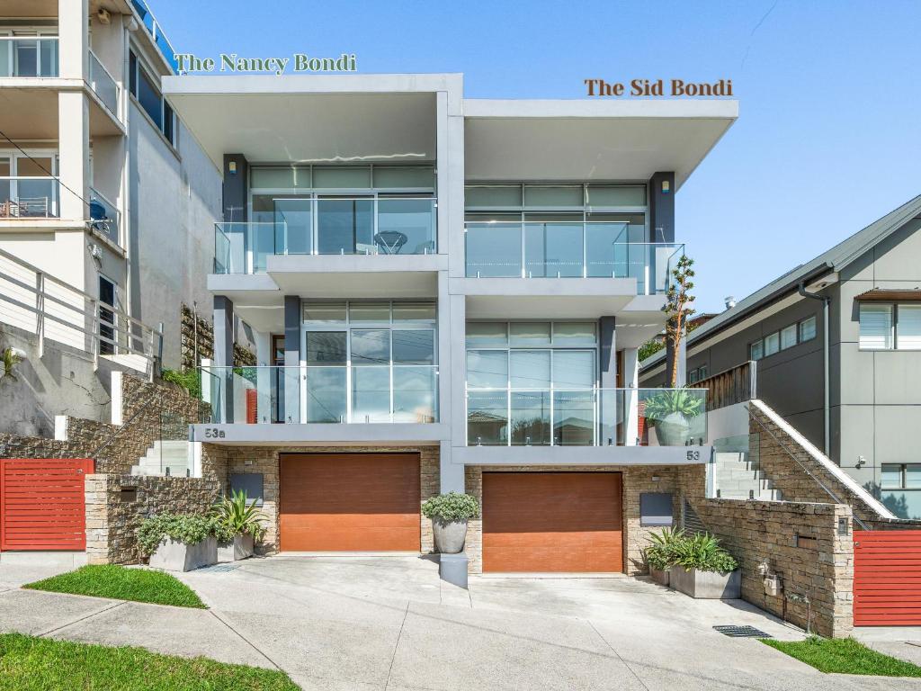un edificio de apartamentos con el letrero de los seis distritos. en The Nancy Bondi, en Sídney