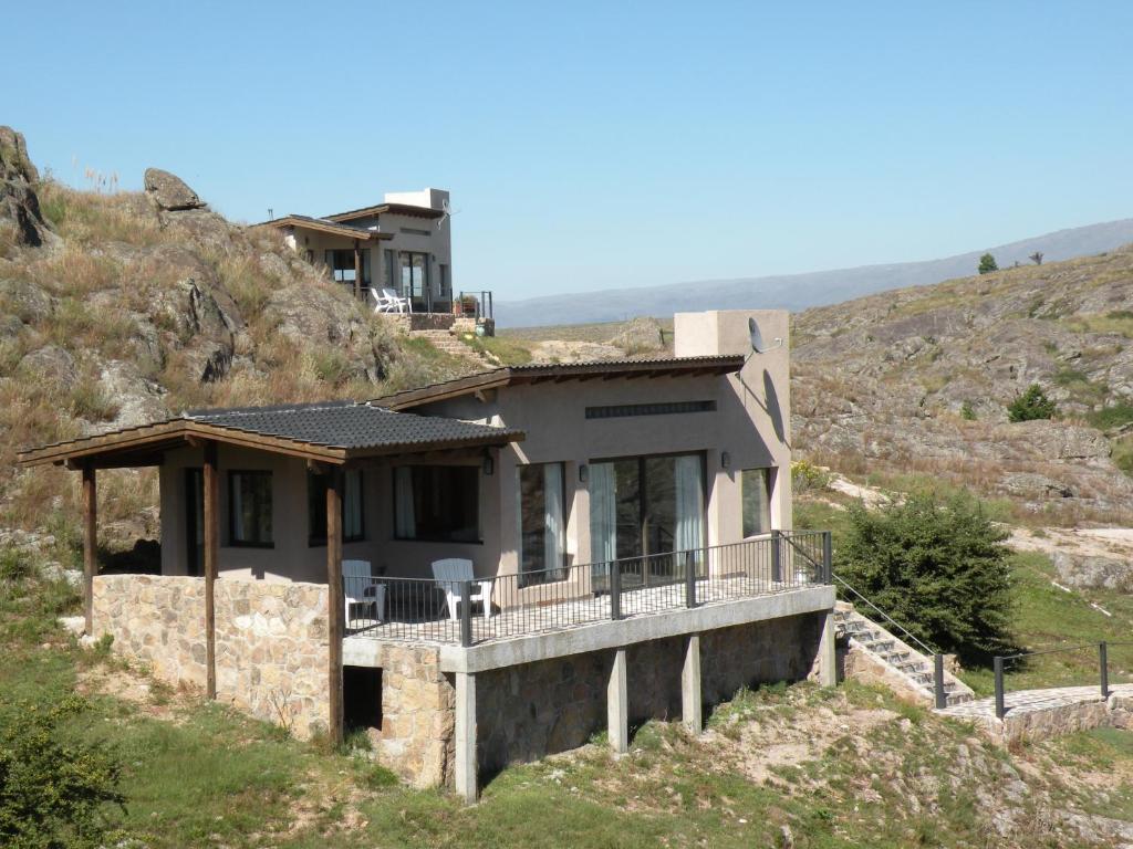 uma casa no lado de uma colina em Brisas del Champaquí em La Cumbrecita