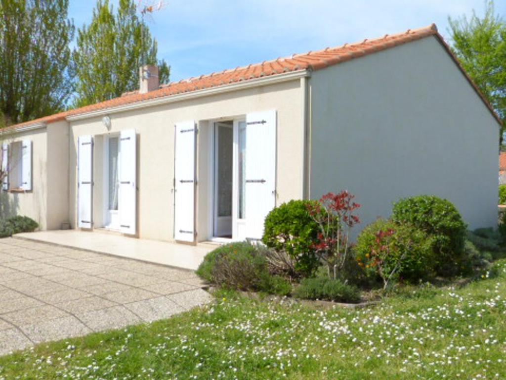 une petite maison blanche avec une allée. dans l'établissement Maison à Barbâtre, proche plage, animaux admis - FR-1-823-7, à Barbâtre