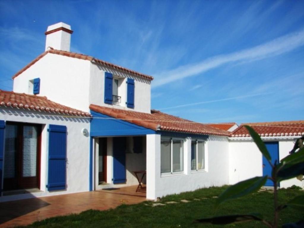 Maison blanche avec volets bleus dans l'établissement Maison proche plage pour 8/9 pers - Animaux acceptés - FR-1-823-33, à Barbâtre