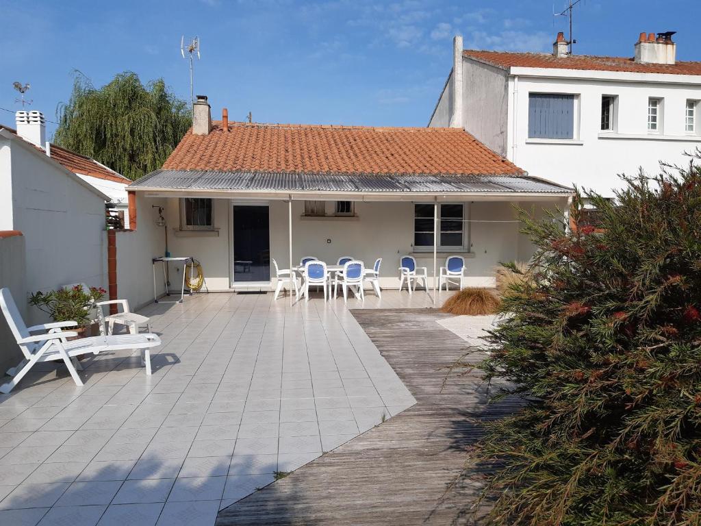 Photo de la galerie de l'établissement Maison Ile de Noirmoutier pour 6 pers, proche plage et jardin clos - FR-1-823-42, à Barbâtre
