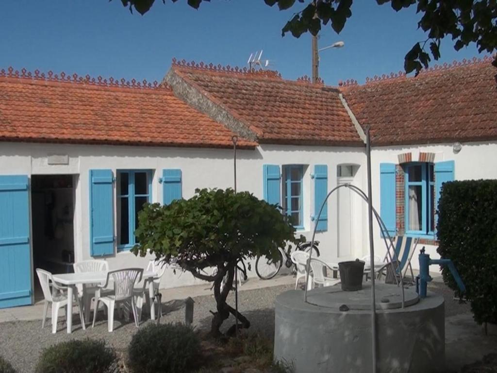 Photo de la galerie de l'établissement Maison traditionnelle près de l'école de voile, 4 chambres, jardin clos, animaux acceptés - FR-1-823-41, à Barbâtre