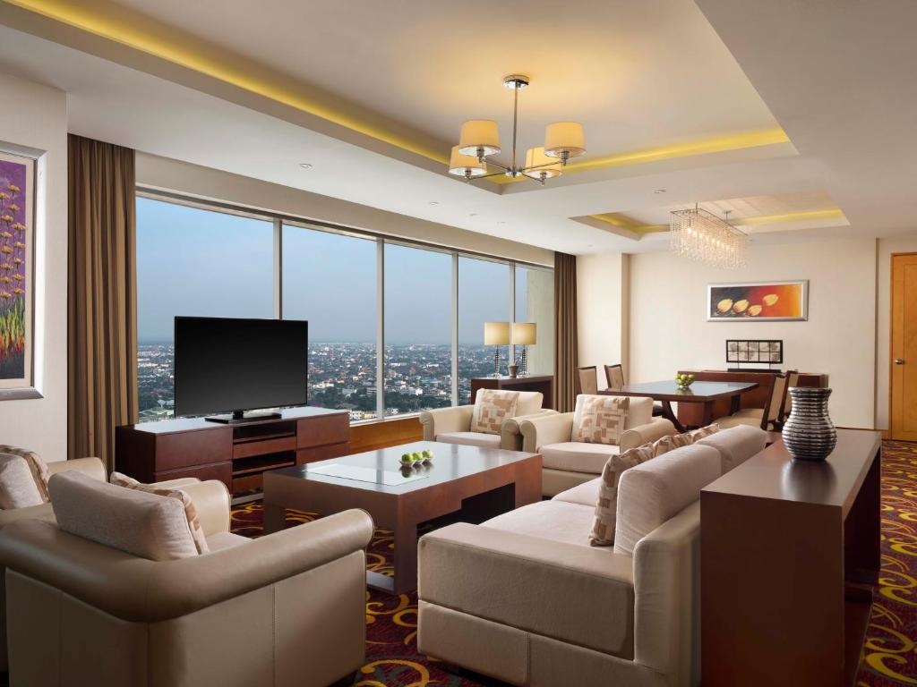 TV a/nebo společenská místnost v ubytování JW Marriott Hotel Medan