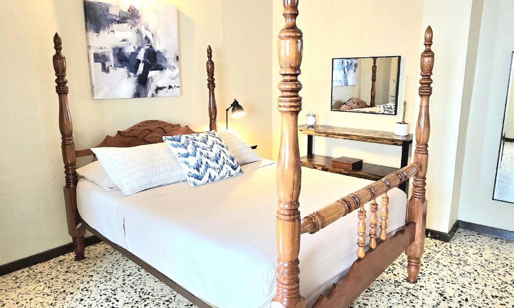 JayuyaJayuya Cozy Aparment with Wi-Fi, Free Parking and AC的卧室内的木架床