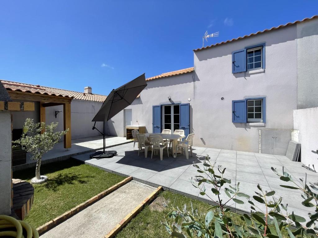 Photo de la galerie de l'établissement Maison mitoyenne à Barbâtre - Proche plage et centre, jusqu'à 6 personnes - FR-1-823-52, à Barbâtre