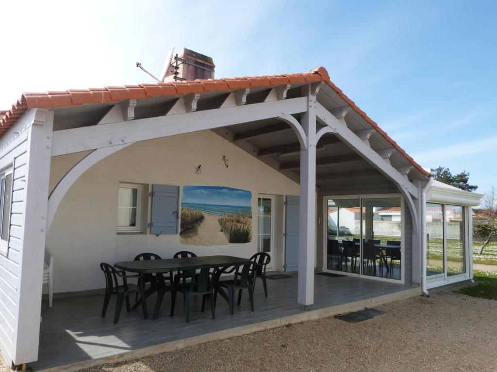 Photo de la galerie de l'établissement Maison confortable à Noirmoutier, proche plage, accueille jusqu'à 6 personnes, animaux admis - FR-1-823-77, à Barbâtre