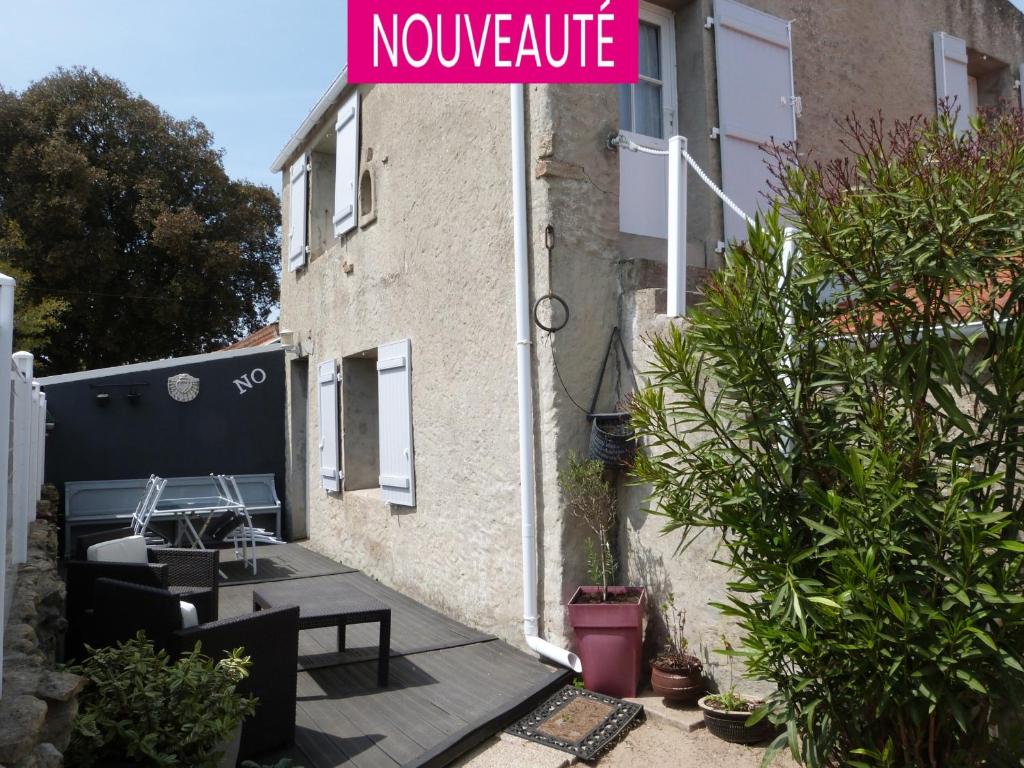 un panneau indiquant november à l'extérieur d'un bâtiment dans l'établissement Maison rénovée proche plage pour 5 personnes avec jardin à Barbâtre - FR-1-823-86, à Barbâtre