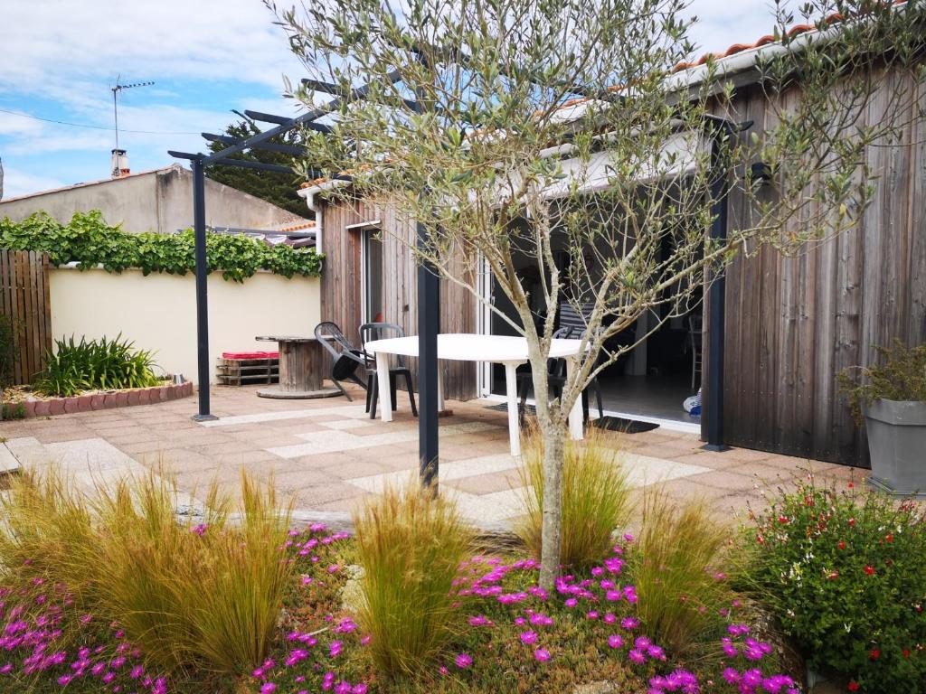 Photo de la galerie de l'établissement Maison rénovée à Barbâtre, proche plage pour 6 personnes, jardin et terrasse - FR-1-823-78, à Barbâtre