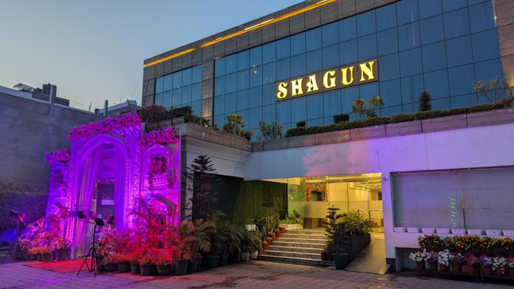 钱德加尔Hotel Shagun Chandigarh Zirakpur的上面有紫色灯的建筑