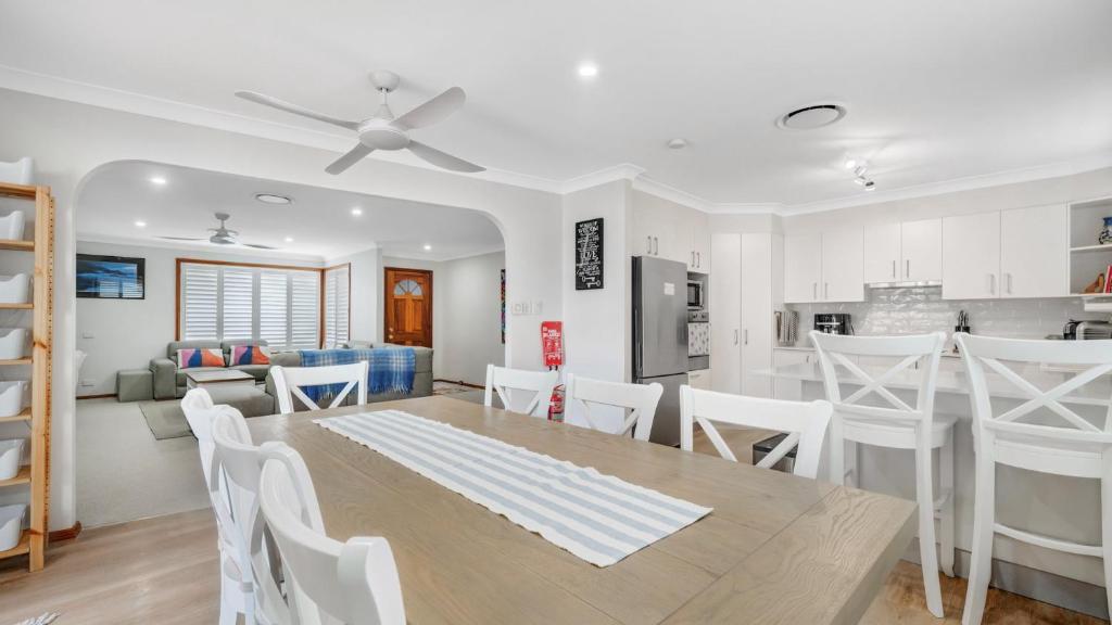 a kitchen and dining room with a table and chairs at Umina Beach Coastal Getaway in Umina Beach 