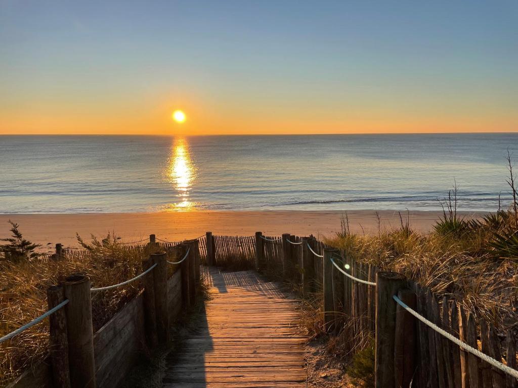 Photo de la galerie de l'établissement Maison confortable à L'Épine près des plages avec wifi gratuit - FR-1-823-100, à LʼÉpine
