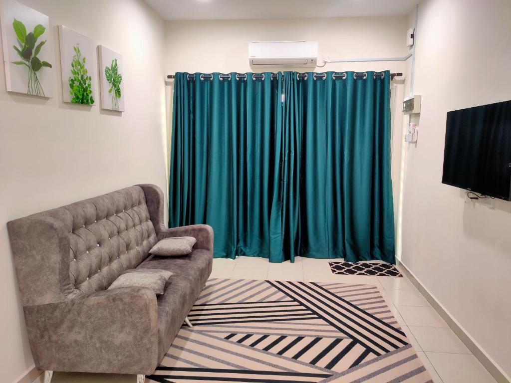 TV a/nebo společenská místnost v ubytování Homestay Fayyadh Teluk Intan 3Room2Bath