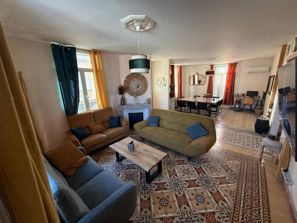 un salon avec un canapé et une table basse dans l'établissement Grand F4 climatisé, terrasse, garage pour 8 personnes, centre-ville Amélie-les-Bains - FR-1-703-207, à Amélie-les-Bains-Palalda