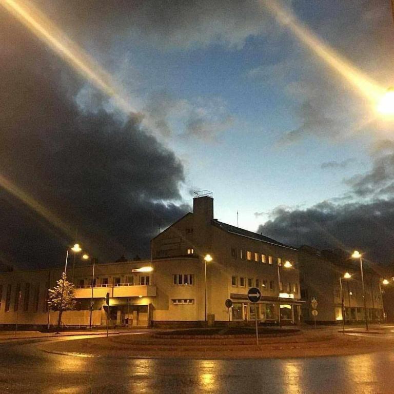 列克萨Hostel Kulma的前面有云天的建筑