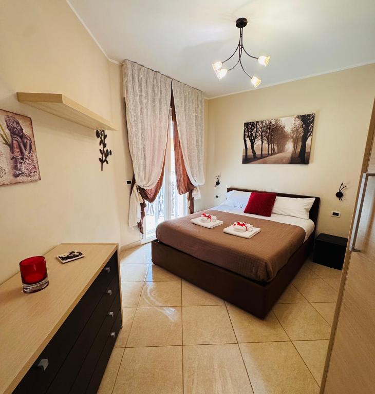 een slaapkamer met een bed en een bureau erin bij Sun, beach and bike in Santo Stefano al Mare