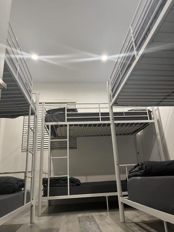 Palanda nebo palandy na pokoji v ubytování Modern Hostel address changed
