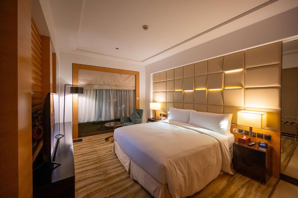 Postel nebo postele na pokoji v ubytování DoubleTree by Hilton Hotel Riyadh - Al Muroj Business Gate