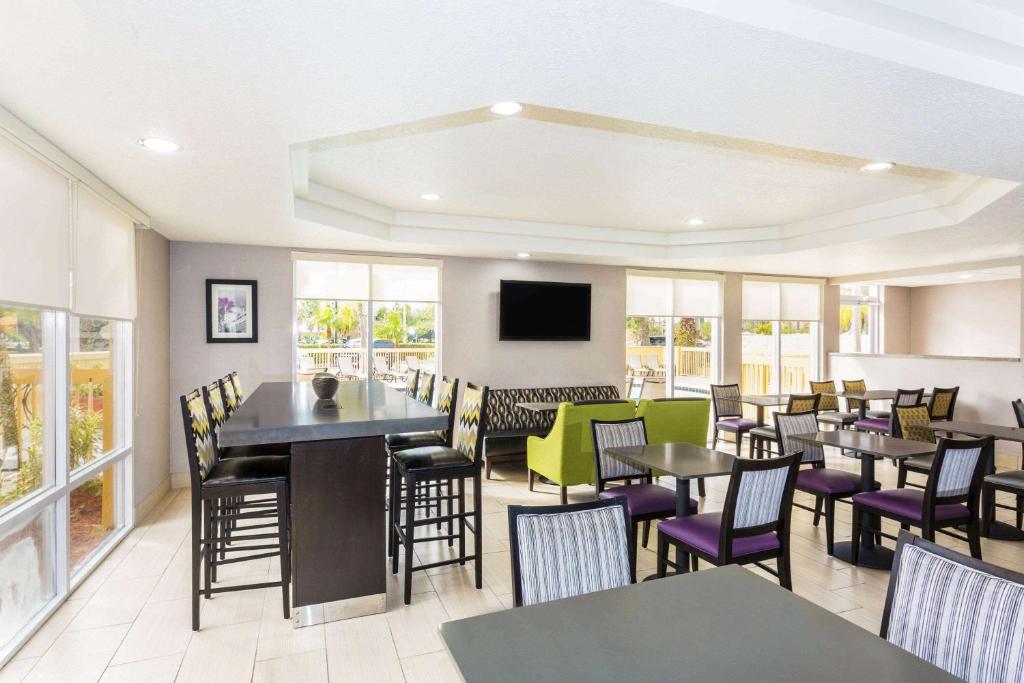La Quinta by Wyndham Orlando Universal area - Free Shuttle to Universal photo
