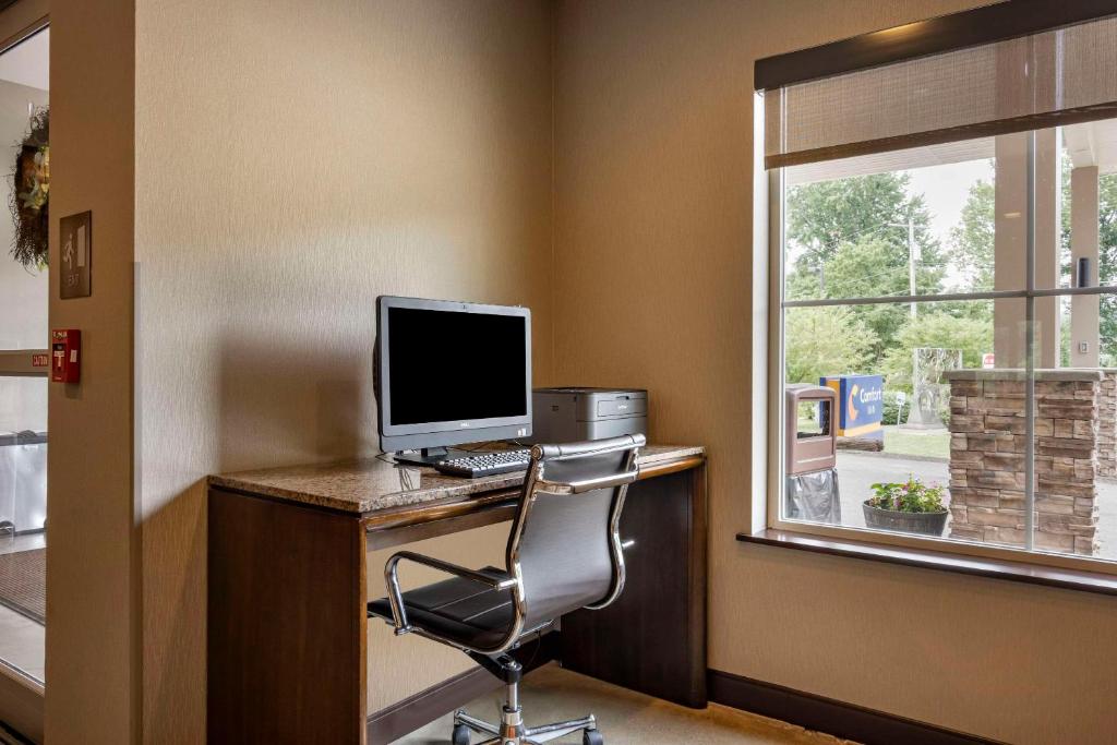 TV a/nebo společenská místnost v ubytování Comfort Inn