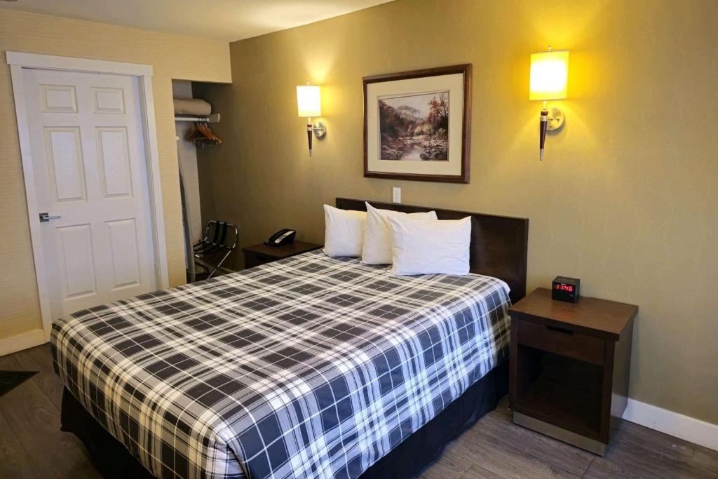 Postel nebo postele na pokoji v ubytování Rodeway Inn & Suites