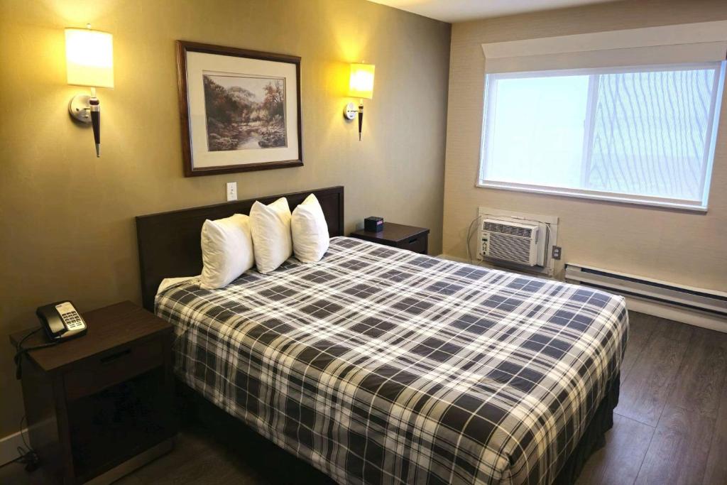 Postel nebo postele na pokoji v ubytování Rodeway Inn & Suites