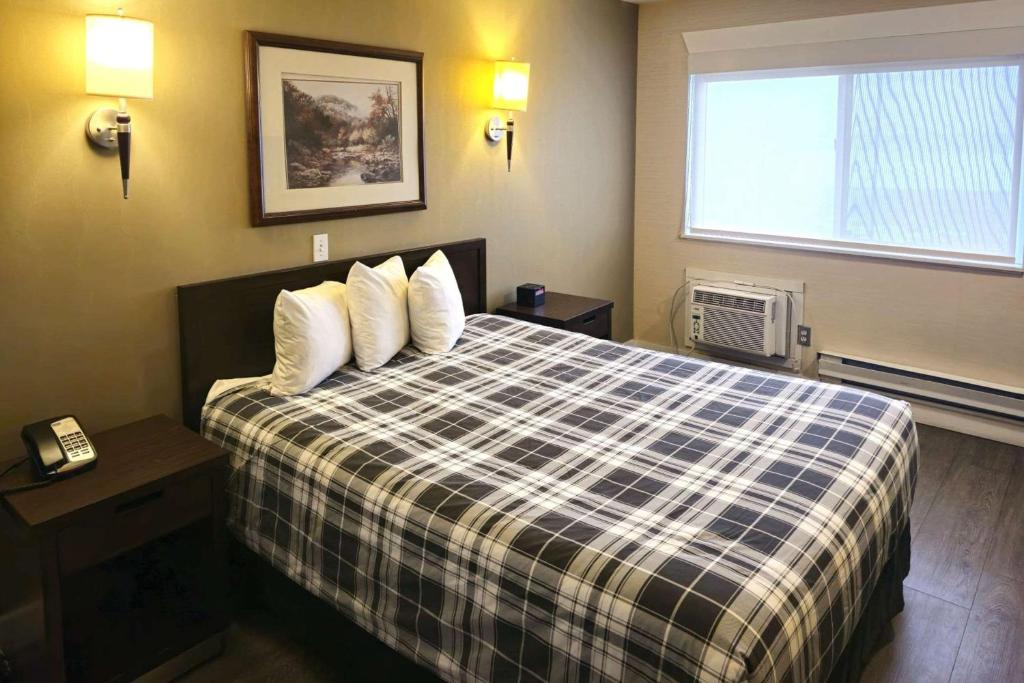 Postel nebo postele na pokoji v ubytování Rodeway Inn & Suites