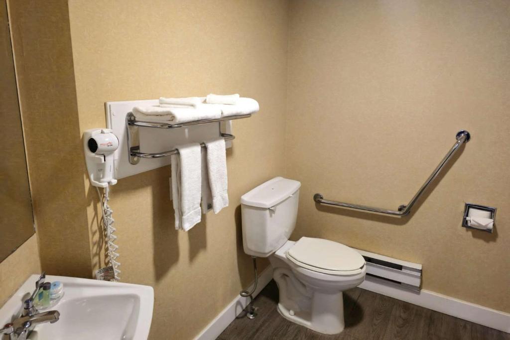 Koupelna v ubytování Rodeway Inn & Suites