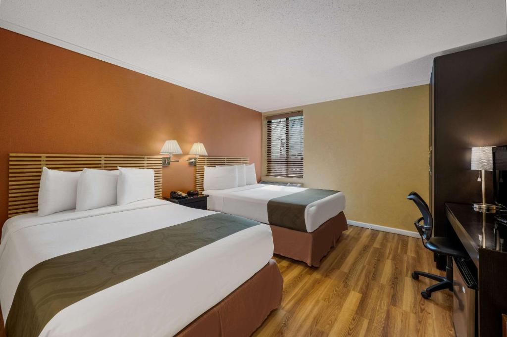 Postel nebo postele na pokoji v ubytování Quality Inn JFK Airport Rockaway Blvd