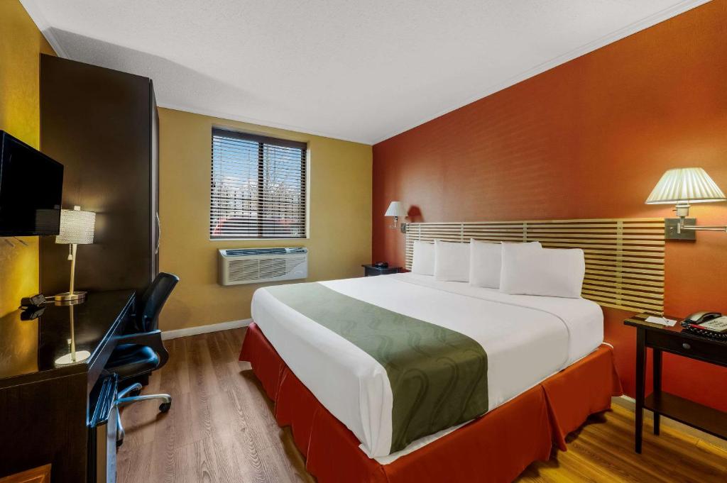 Postel nebo postele na pokoji v ubytování Quality Inn JFK Airport Rockaway Blvd
