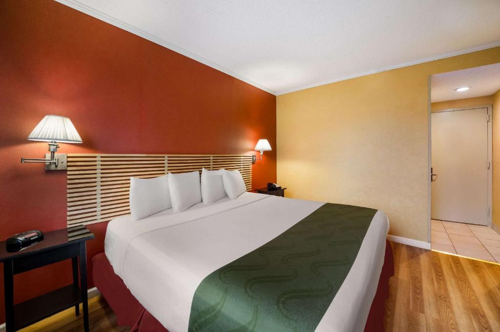Postel nebo postele na pokoji v ubytování Quality Inn JFK Airport Rockaway Blvd