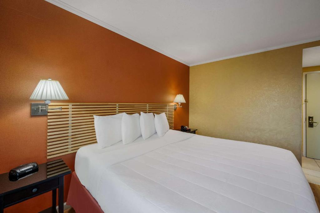 Postel nebo postele na pokoji v ubytování Quality Inn JFK Airport Rockaway Blvd