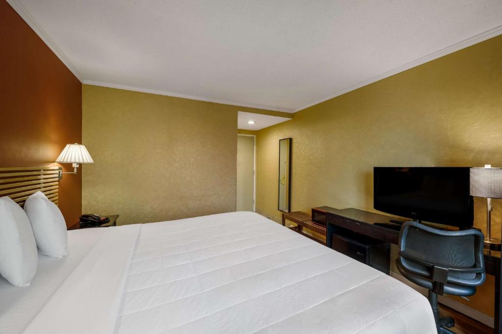 TV a/nebo společenská místnost v ubytování Quality Inn JFK Airport Rockaway Blvd