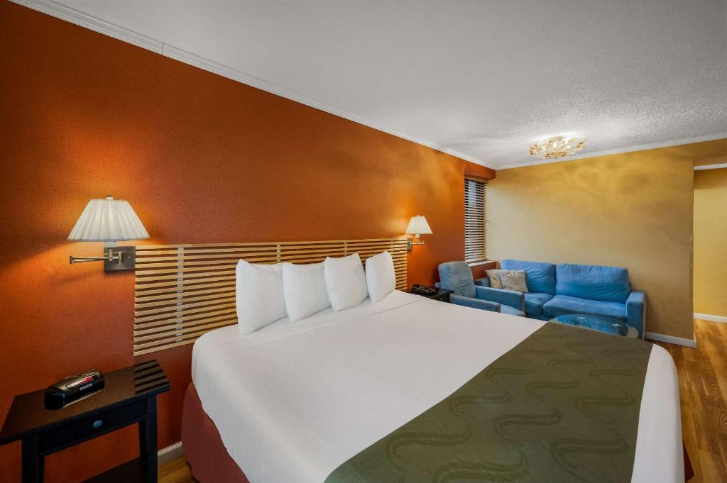 Postel nebo postele na pokoji v ubytování Quality Inn JFK Airport Rockaway Blvd