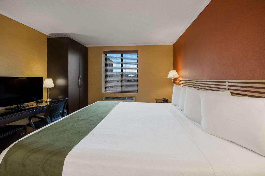 Postel nebo postele na pokoji v ubytování Quality Inn JFK Airport Rockaway Blvd