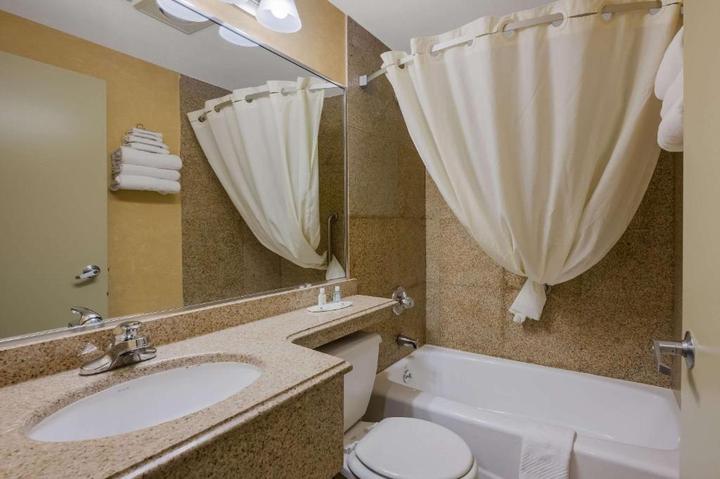 Koupelna v ubytování Quality Inn JFK Airport Rockaway Blvd