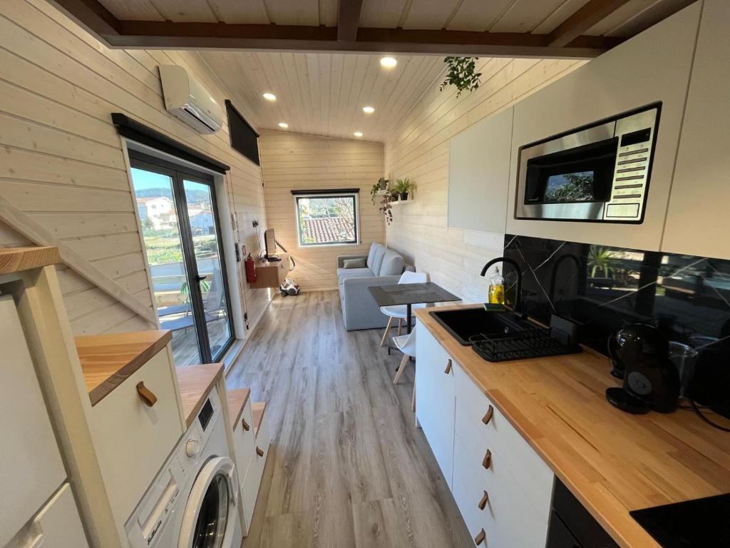 Kuchyň nebo kuchyňský kout v ubytování Sublime Tiny House avec piscine et jacuzzi privé près de Braga