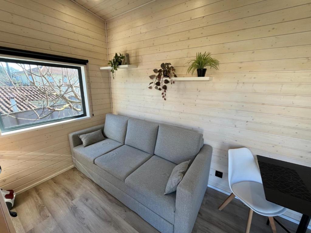 Posezení v ubytování Sublime Tiny House avec piscine et jacuzzi privé près de Braga