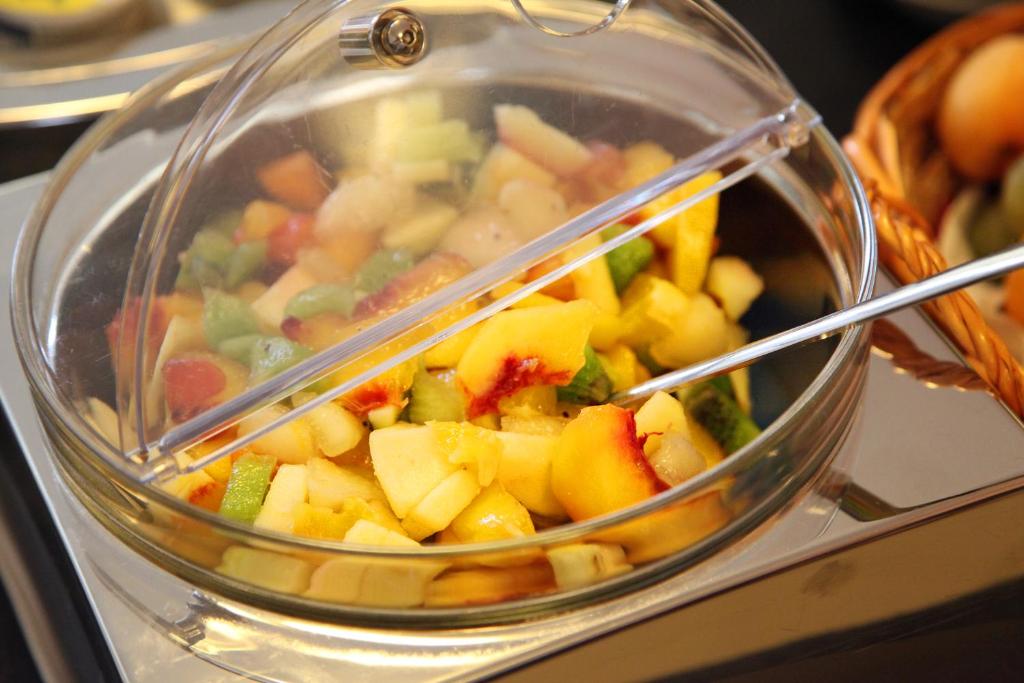 a pile of fruit and vegetables in a container at Albergo Ristorante Papa in Peschiera del Garda