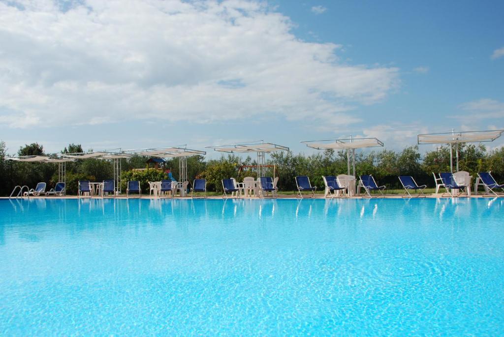 The swimming pool at or close to Hotel Borgo degli Olivi