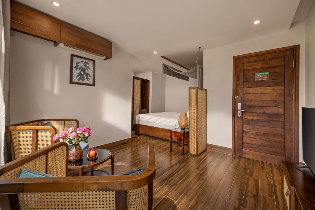 Postel nebo postele na pokoji v ubytování Hoi An Ocean Front Hotel