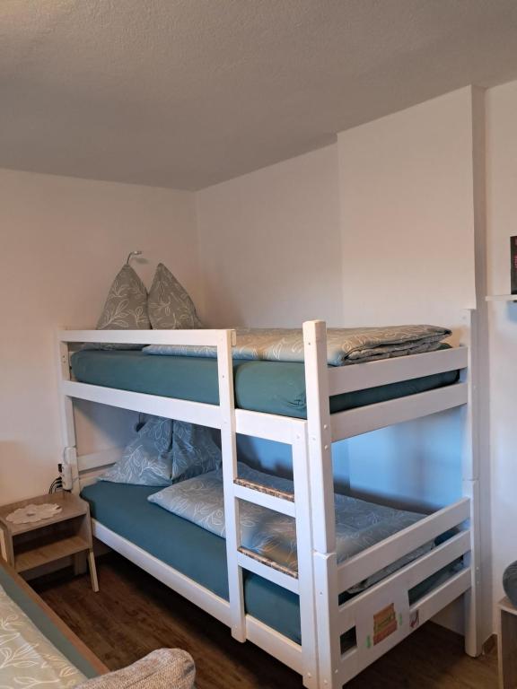 Palanda nebo palandy na pokoji v ubytování Apartment Rahm