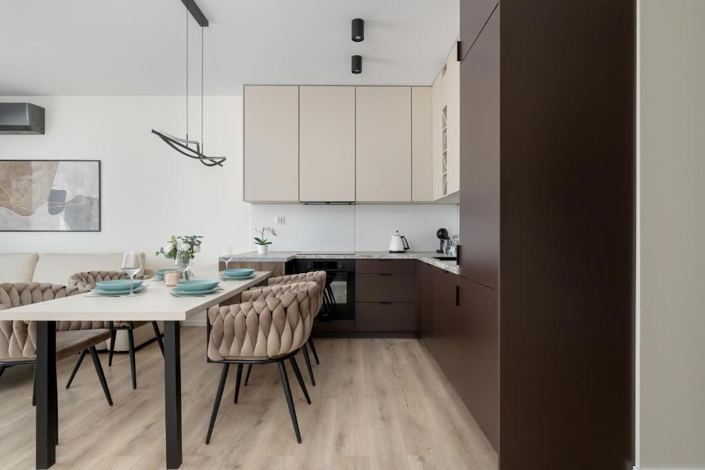 Kuchyňa alebo kuchynka v ubytovaní Wiślane Tarasy Lux Apartments Cracow by Renters Prestige