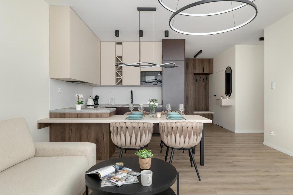 Kuchyňa alebo kuchynka v ubytovaní Wiślane Tarasy Lux Apartments Cracow by Renters Prestige