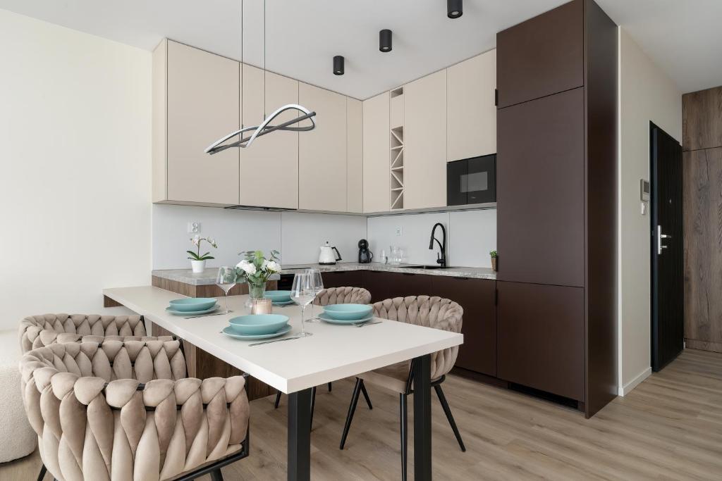 Kuchyňa alebo kuchynka v ubytovaní Wiślane Tarasy Lux Apartments Cracow by Renters Prestige