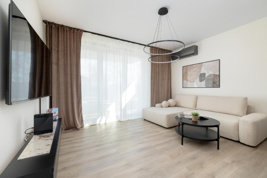 Televízia a/alebo spoločenská miestnosť v ubytovaní Wiślane Tarasy Lux Apartments Cracow by Renters Prestige